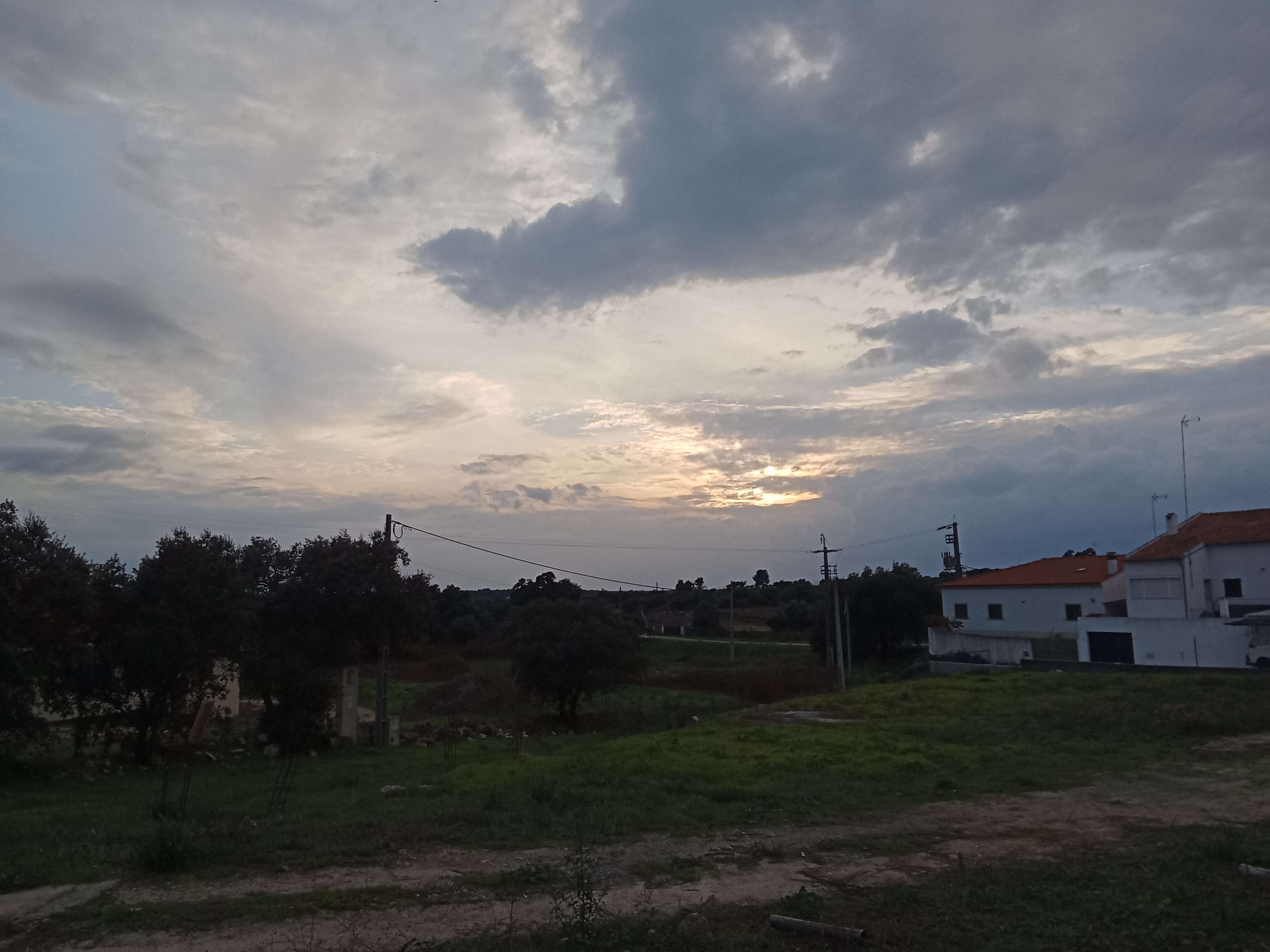 i really, really love clouds. on my 20m walk home after an hour long bus, the sky was pretty so i took a little path outside my usual route to have less buildings in the way of the scenery! should have pointed the cam a bit more up to focus on the sky hahah ♡